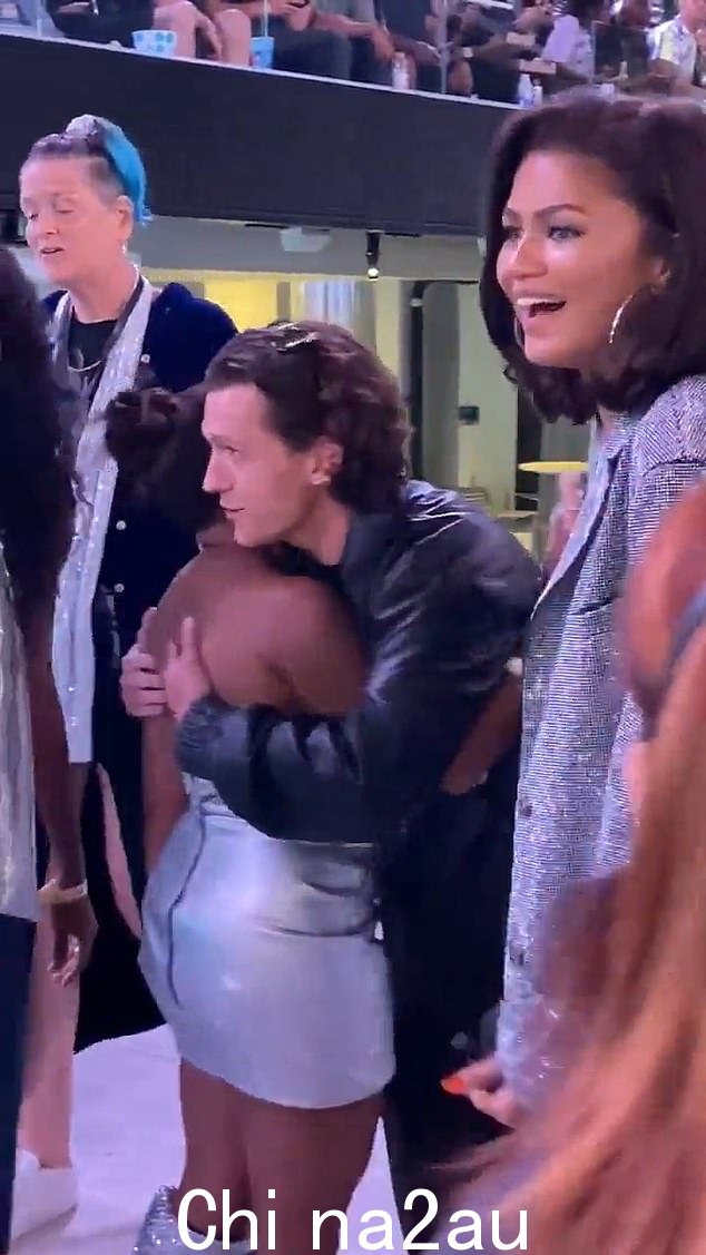 哇:Zendaya 和男友 Tom Holland 与朋友聚会时看起来精神抖擞