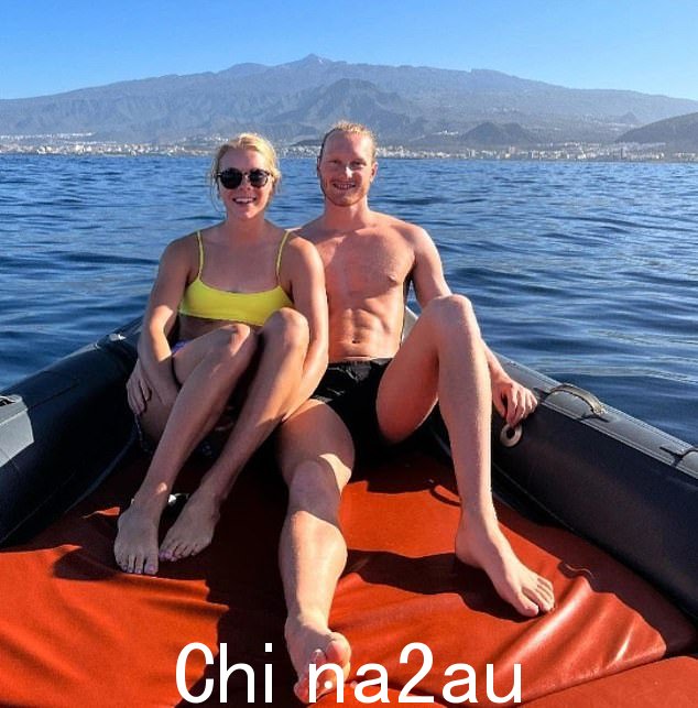 卢克·格林班克 (Luke Greenbank) 与女友、奥运金牌得主安娜·霍普金 (Anna Hopkin) 合影,显然遭到皮蒂的挑衅,据报道皮蒂还打了他的屁股