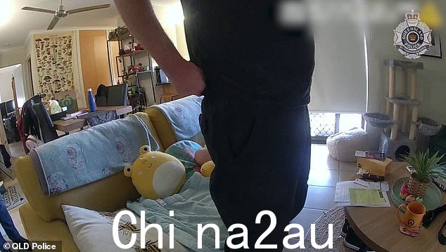 一名男子旁边有儿童玩具他与警察交谈