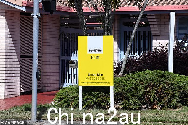 多个业主表示,他们首先考虑的是租户是否有稳定的工作和积蓄,以便能够支付租金(如图,布里斯班房屋外的租赁标志)