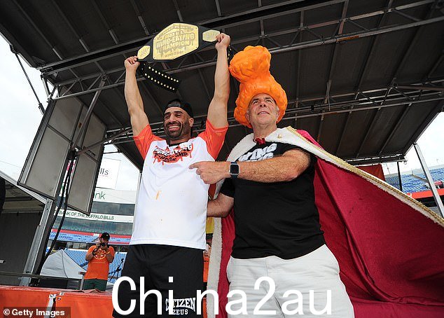 Webb 在击败了被认为是有史以来最有竞争力的吃货者 Joey Chestnut 后,用令人难以置信的 276 个鸡翅击败了乔伊·切斯特纳特 (Joey Chestnut),庆祝自己的胜利