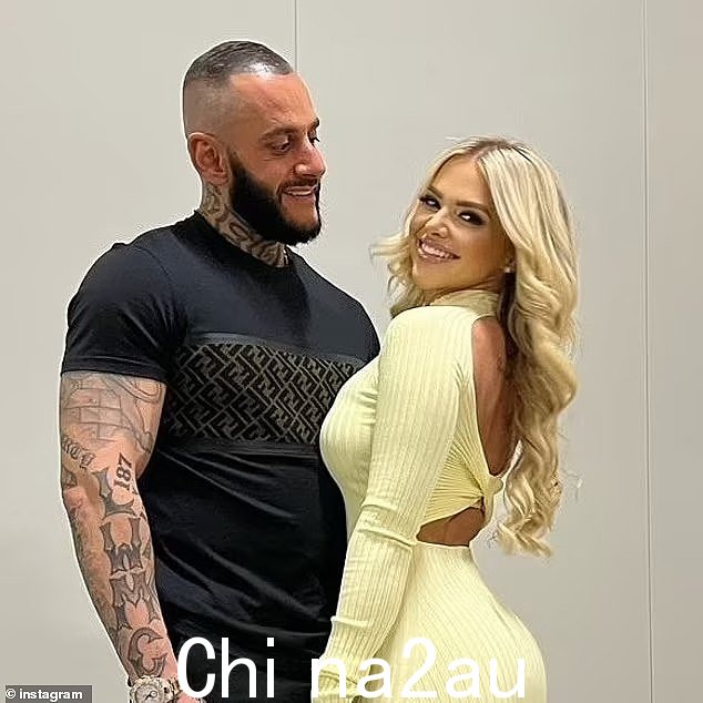 Jade Heffer 与她的丈夫 Yusuf Nazlioglu 合影,去年他在停车场去世前