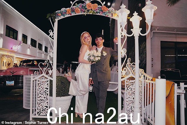 Joe 和 Sophie 的恋情始于 2016 年,当时 Joe 通过 Instagram 私信联系了她。他们于 2019 年在拉斯维加斯举行婚礼