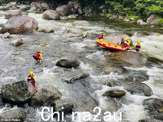 54 岁的 Vinh Chuong 一月份在莫斯曼河失踪后,警察潜水员和 SES 正在寻找她(如图)