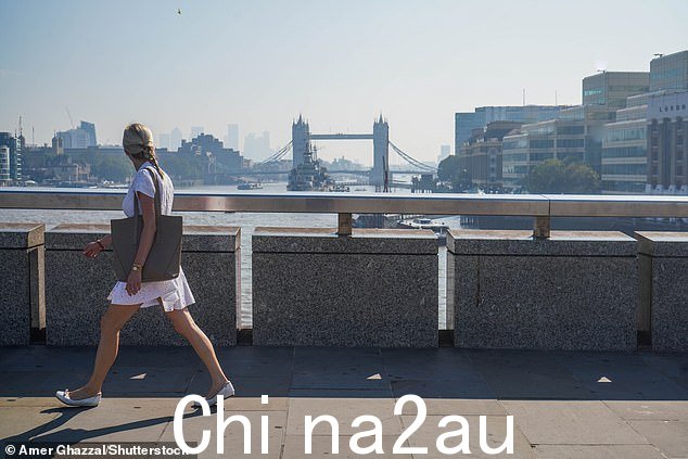 今天阳光下,伦敦桥上行走的行人眺望塔桥