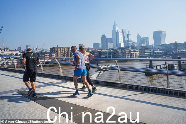 今天天气炎热,慢跑者穿过伦敦千禧桥