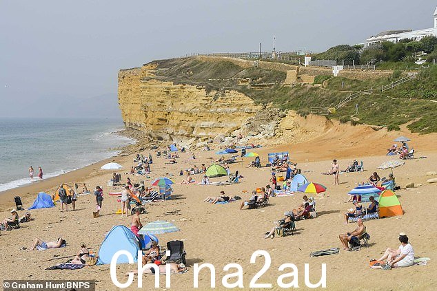 英国人今天涌向海滩,躲避城市的酷热,气温飙升至32摄氏度