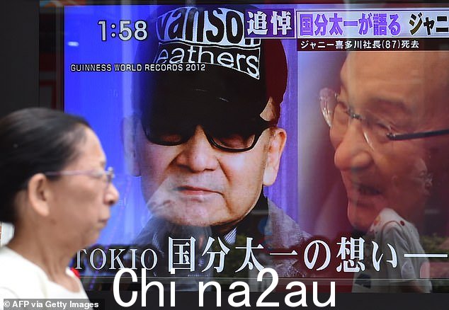 约翰尼·喜多川(2019 年去世,享年 87 岁,照片出现在东京的电视屏幕上)促成了包括 SMAP、TOKIO 和 Arashi 在内的日本流行音乐巨星的诞生,这些巨星在亚洲各地吸引了大批粉丝