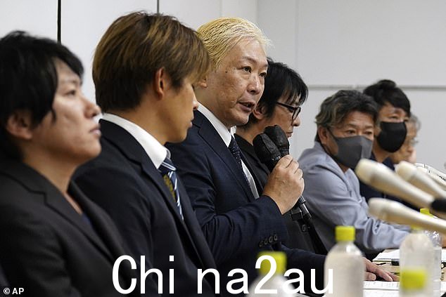 约翰尼性侵受害者协会副主席 Shimon Ishimaru(左三)与日本男孩乐队制作人约翰尼·喜多川性丑闻的其他指控者于 9 月 4 日星期一在东京出席新闻发布会class=