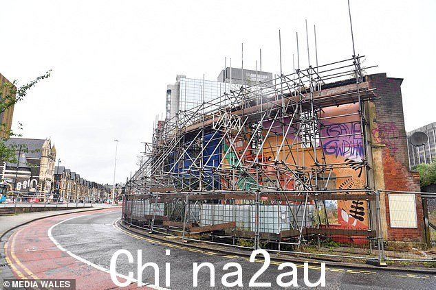 正面后面的建筑物被拆除,只留下露台的正面
