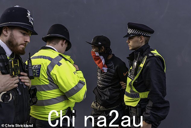 8 月 28 日诺丁山狂欢节期间,警方在 Ladbroke Grove 拘留了一名年轻人