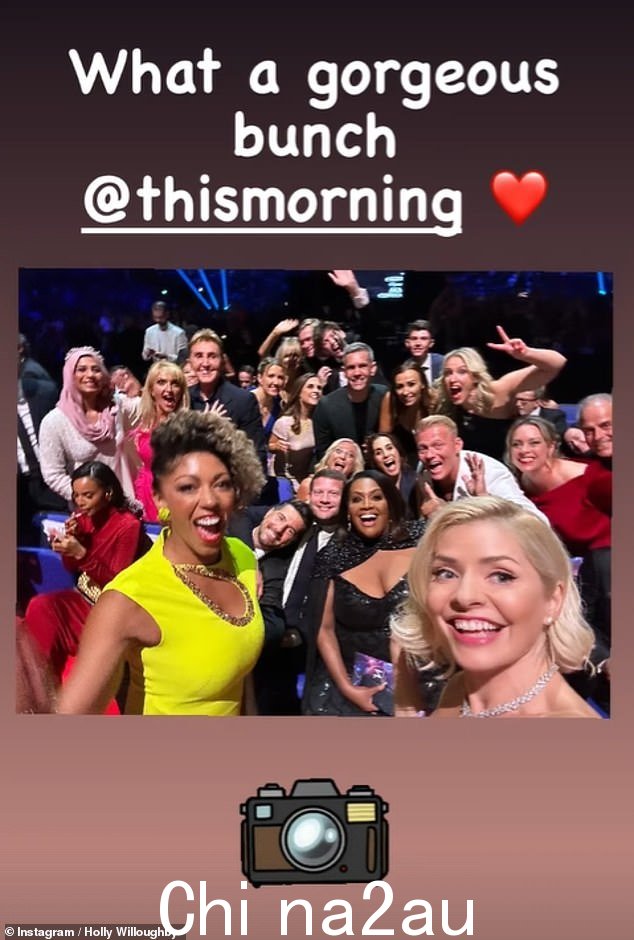 尽情享受吧!尽管错过了最佳日间奖,Holly Willoughby 并没有太沮丧,她与 This Morning 团队分享了一张喜气洋洋的自拍照