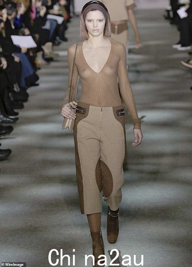 回顾:Kendall Jenner 回顾她作为超级名模的第一个赛季;照片中她于 2014 年 2 月在纽约为 Marc Jacobs 首次走秀