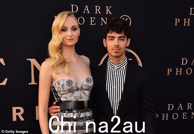 据说乔纳斯也知道他与特纳的婚姻已经结束,因为据称她被抓到在他们的 Ring 安全摄像头上'说和/或做某事'