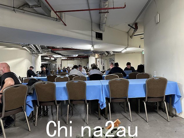 他很快就和其他酒店顾客一起被带入避难所,弗莱报告说,尽管危险迫在眉睫,但他们还是非常放松