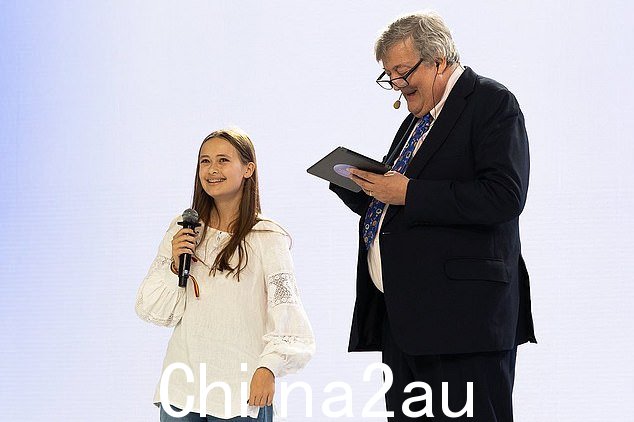 Fry 在本周的会议上与一位年轻演讲者一起出现在舞台上