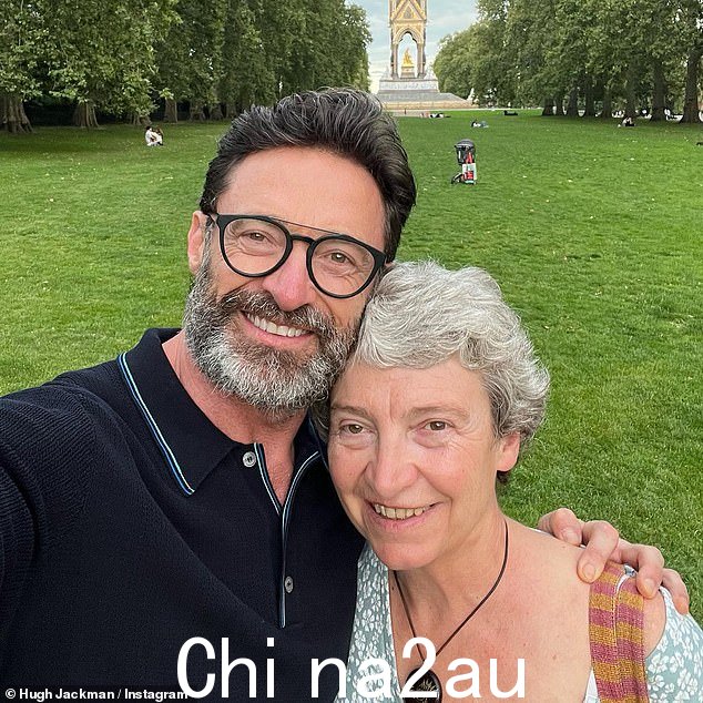 家人:休与妹妹佐伊摆出罕见的合影姿势,脸上笑容满面