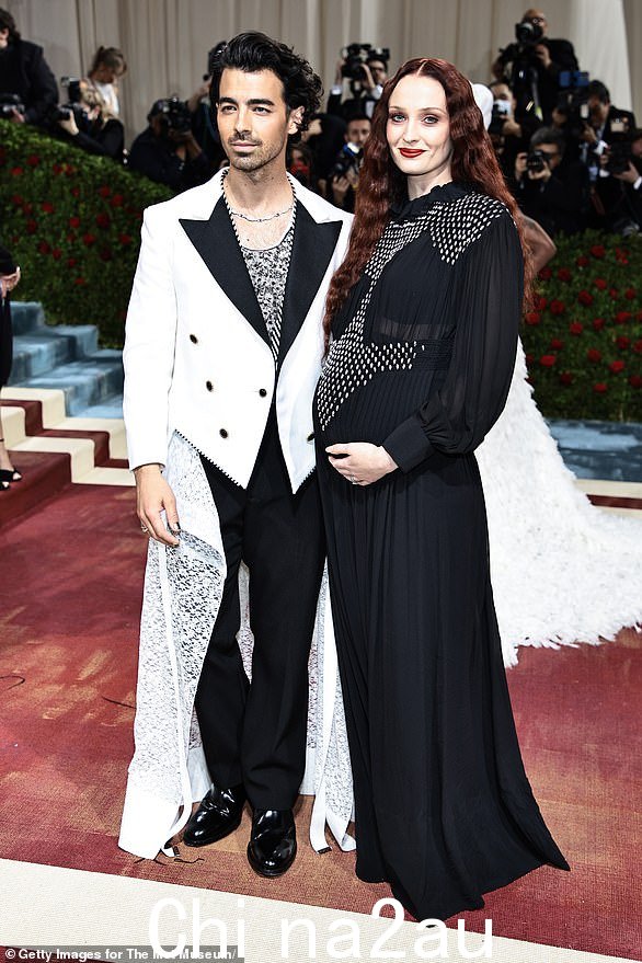 Met Gala 碰撞:2022 年 5 月,当苏菲和乔抵达 Met Gala 时,她展现出十足的母性光芒