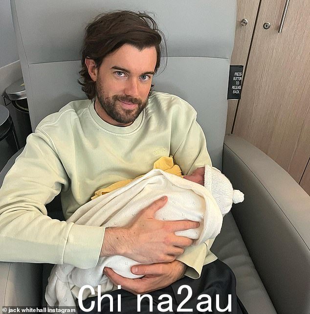 可爱:这位模特在伦敦圣玛丽医院的林多翼产下一名女婴,有人看到她与 35 岁的喜剧演员杰克于周二晚上离开私人医院