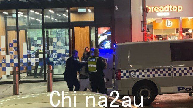 两名警察迅速逮捕了司机,一名梅尔顿西男子,他正在接受心理健康评估。提供的图片