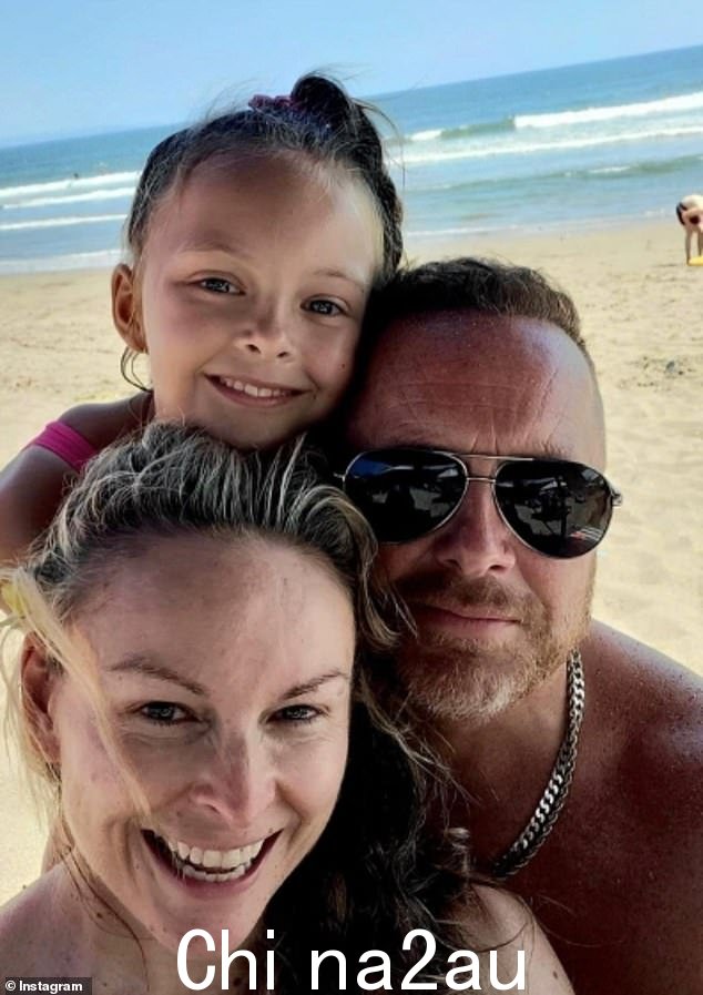 她与丈夫 Gareth Brisbane 和女儿 Maddie 移居英国,并于 2021 年出演英国版《一见钟情》(Married At First Sight)