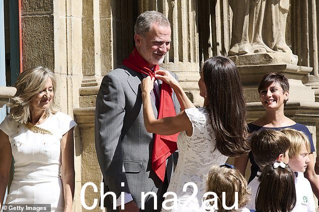 这对夫妇系领带时笑得很开心