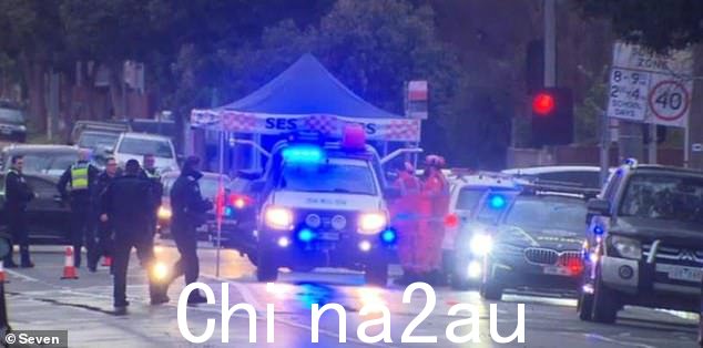 图:周一,14 岁据称受害人被发现受重伤后,现场紧急服务人员