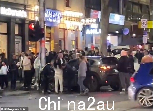 照片中身穿全白衣服的司机被警察从车顶拉下来