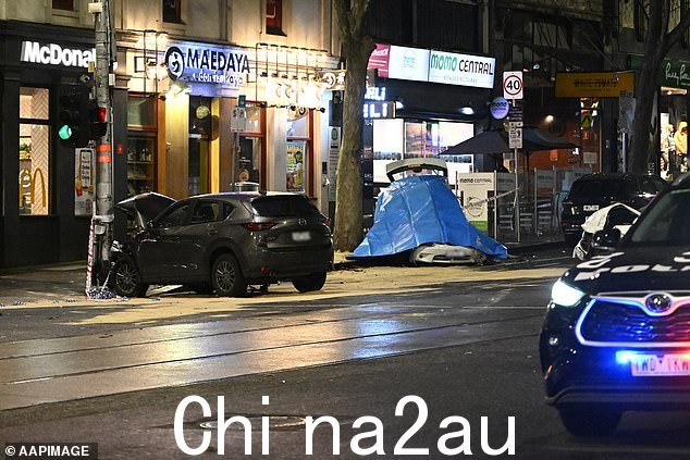 三车相撞中的其中一辆车后来被蓝色防水布覆盖