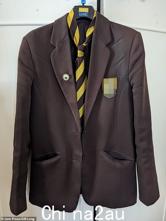 一位母亲被迫每年花费 200 英镑购买新的品牌制服,之后一直在打官司