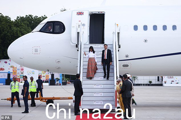 苏纳克先生和他的妻子在新德里下飞机时受到红地毯接待