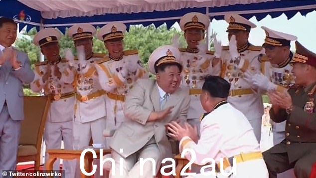 这一举动促使他的其他海军首长爆发出一轮热烈的掌声,从一只脚拖到另一只脚,像兴奋的婴儿一样微笑