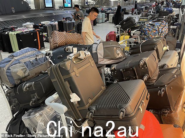 希思罗机场 4 号航站楼工作人员堆放的无人认领的行李