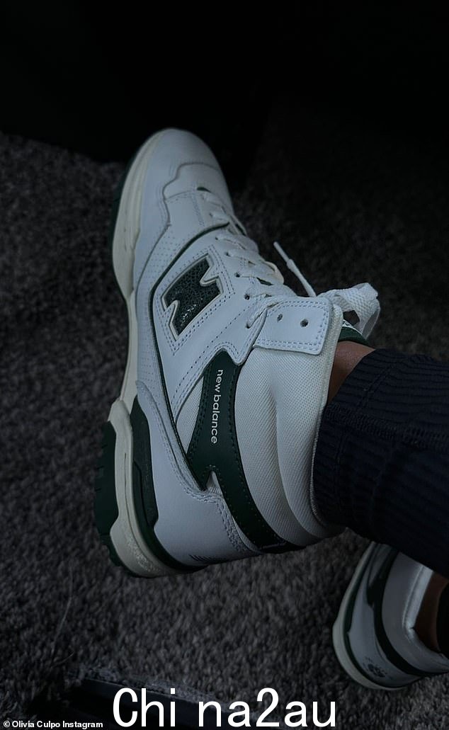 清爽干净:这位运动社交媒体影响者分享了她时尚的白色和黑色 New Balance 运动鞋的照片
