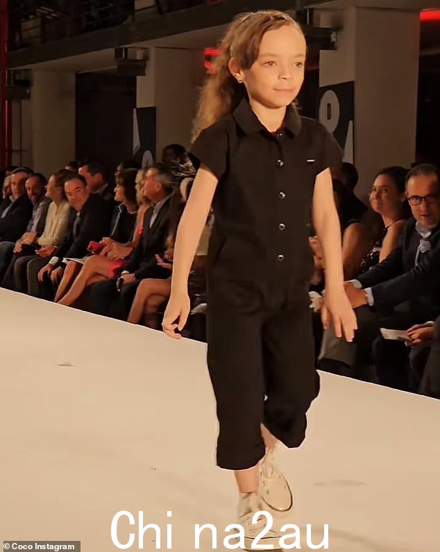 走秀结束后,她展现了自己的飒爽个性
