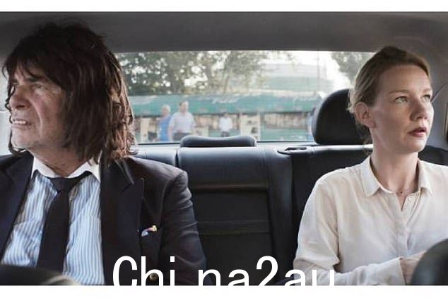 德国女演员桑德拉休勒正在竞选《感兴趣的区域》(如图),这是一部以奥斯维辛为背景的强大电影,以及一部令人惊叹的法庭剧《剖析坠落》