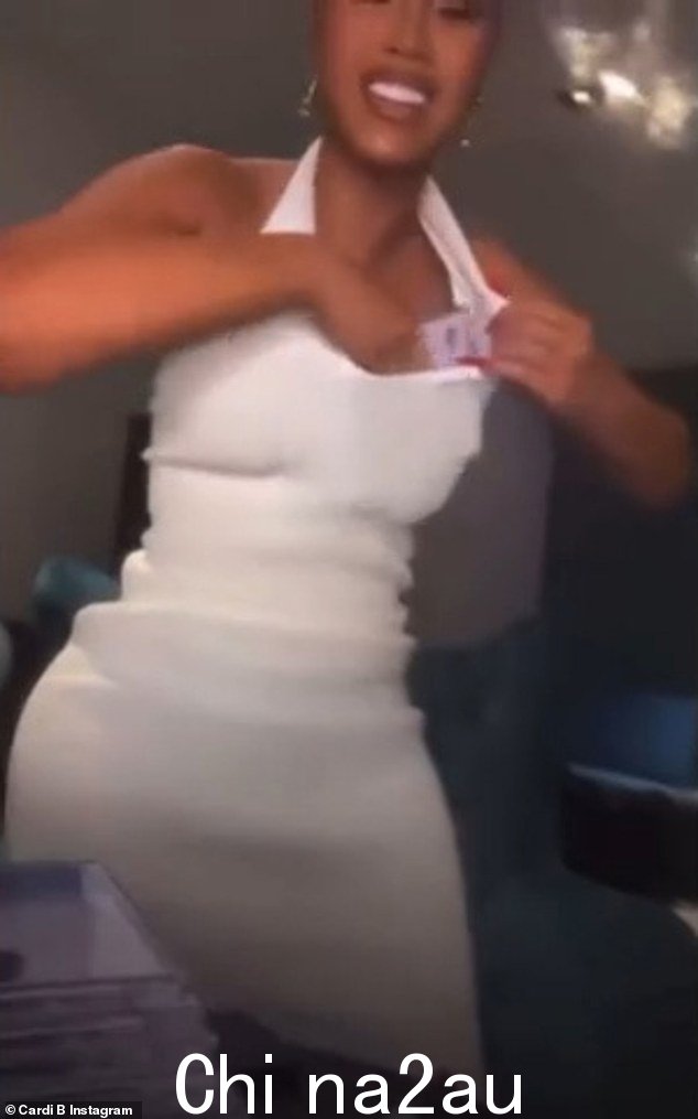 擦拭!卡迪沿着乳房擦拭外壳