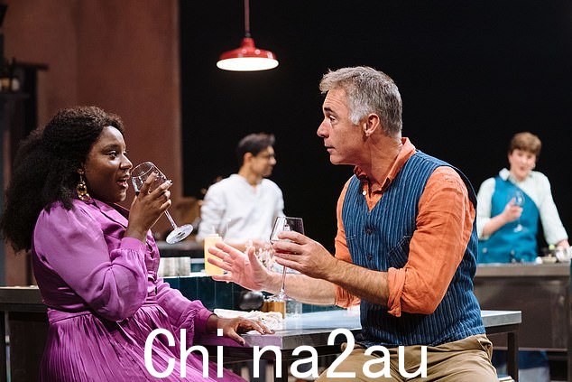 Greg Wise(右)和 Susan Wokoma(左)在奇切斯特节日剧院的《Never Have I Ever》中