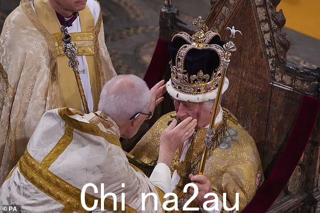 人们忘记了国王从学生时代起就一直是抗议和标语牌的接受者。喊叫者继续前进。他没有