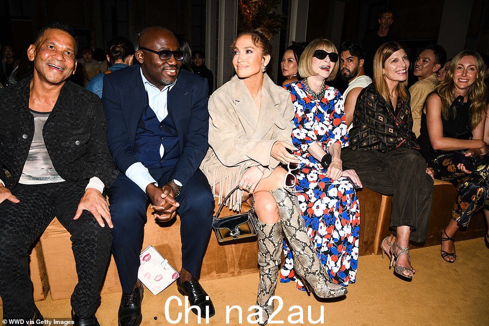 她与《Vogue》主编 Anna Wintour 和英国《Vogue》主编 Edward Enninful 坐在前排