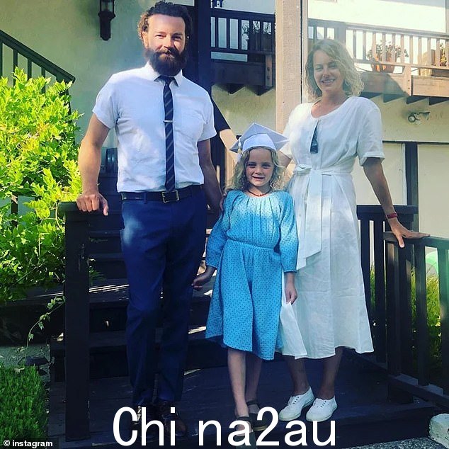 当 Fianna 读完幼儿园时,马斯特顿贴出了他们三人的全家福,并写道“在其他新闻中……幼儿园的图片换行”