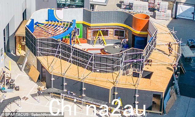 正在建设中:也可以看到正在建设中的主住宅,并拥有许多明亮的橙色特征,而房屋内似乎也正在建造屋顶花园
