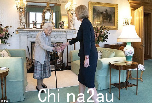 去年 9 月,伊丽莎白女王在苏格兰巴尔莫勒尔堡接见莉兹·特拉斯