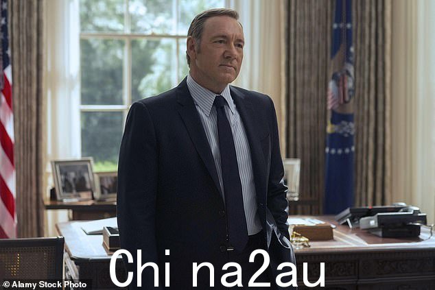 Swept under the rug: 当被问及电影公司是否会考虑找史派西出演角色时,马克表示:“我认为这一切都是为了钱。如果凯文想出一些看起来能让电影公司赚钱的东西,他们会原谅他的”;仍来自《纸牌屋》