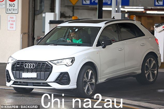 她被拍到驾驶一辆价值 108,000 美元的白色奥迪 Q7 离开她梦寐以求的演讲角色