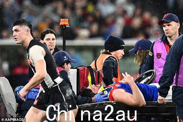 当 Brayshaw 被担架抬离 MCG 场时,梅纳德过来检查他的健康状况