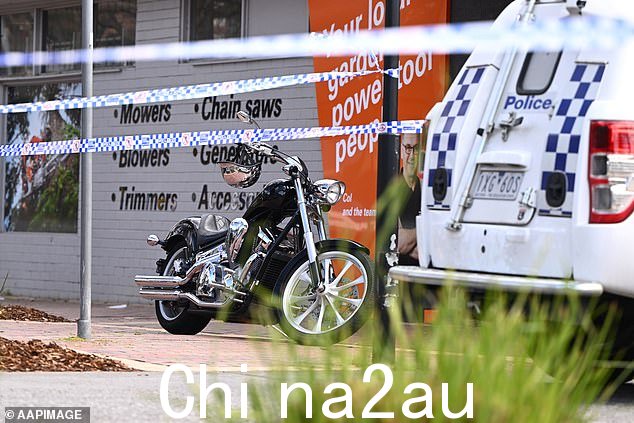 维多利亚警方周六早上在墨尔本西北部 Keilor 村的 Sweet Lulus 咖啡馆发生枪击事件时看到一辆摩托车