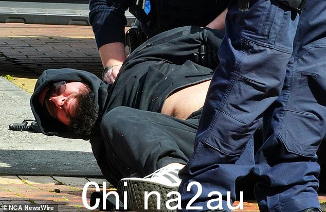 凯勒村加文·普雷斯顿枪击案现场,一名男子被警察制服