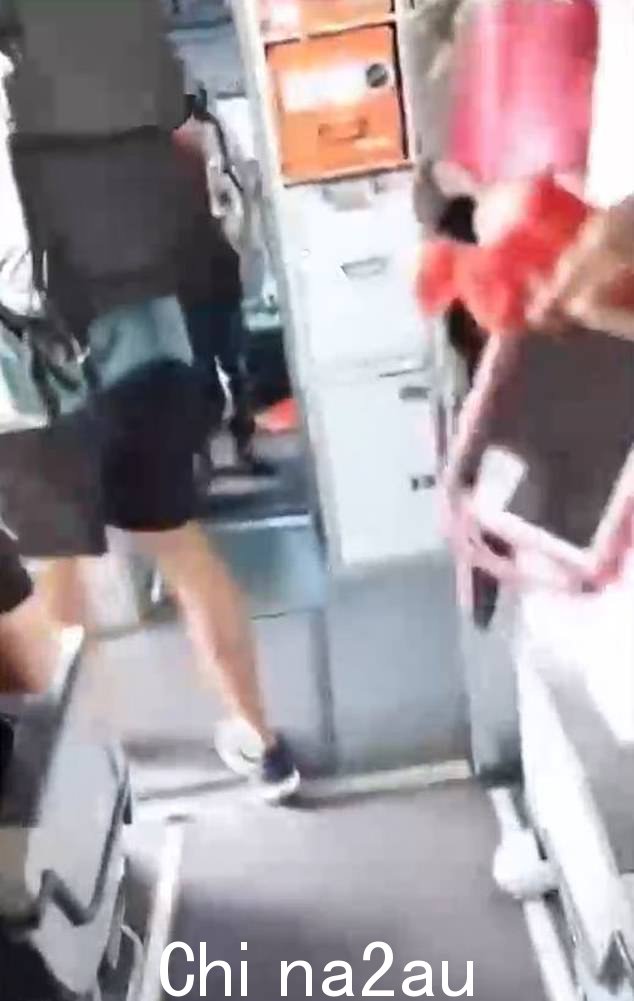 视频显示乘客在发生所谓的争吵后离开 EasyJet 航班