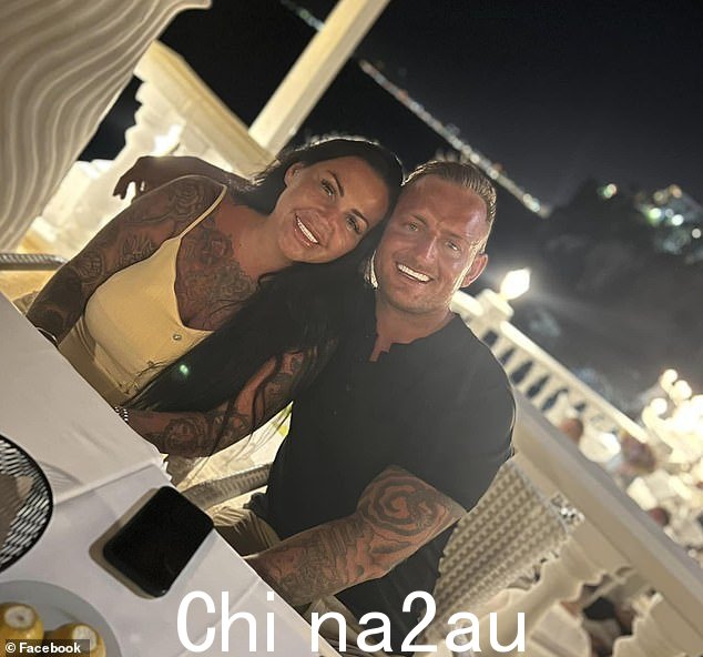福斯特夫人与丈夫合影时说:“我受到了很大的创伤,我不知道如何才能再次飞行。”那架飞机上的每个人都在抱怨——有些人甚至站起来对飞行员说,是那位空姐对我有攻击性,而不是我'